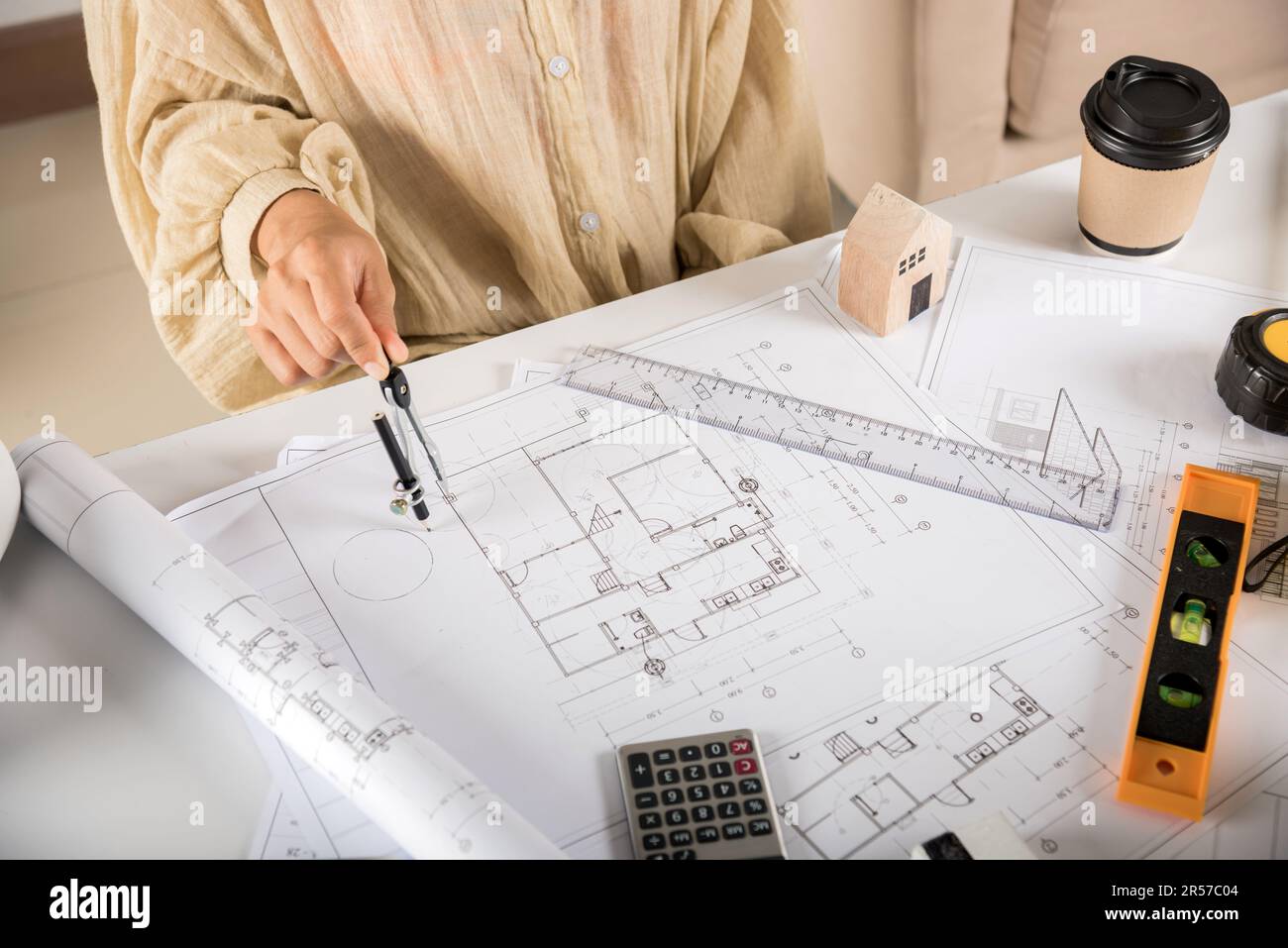 Dessin d'architecte avec boussole de diviseur sur le papier de plan de  maison Photo Stock - Alamy