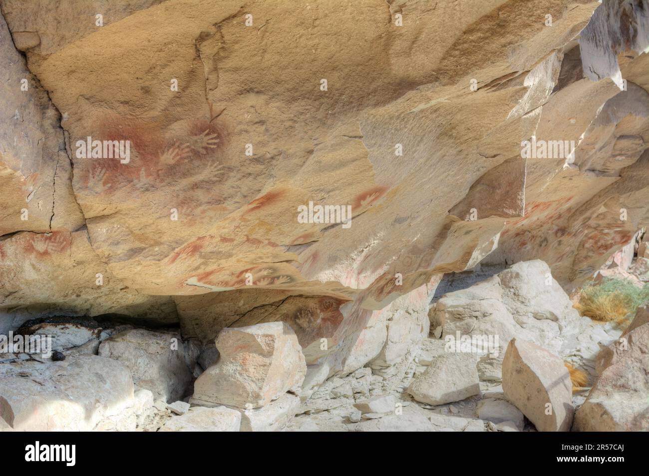 Art préhistorique - empreintes à la main dans la grotte de Cueva de las Manos et complexe de sites d'art rupestre dans la province de Santa Cruz, en Argentine Banque D'Images