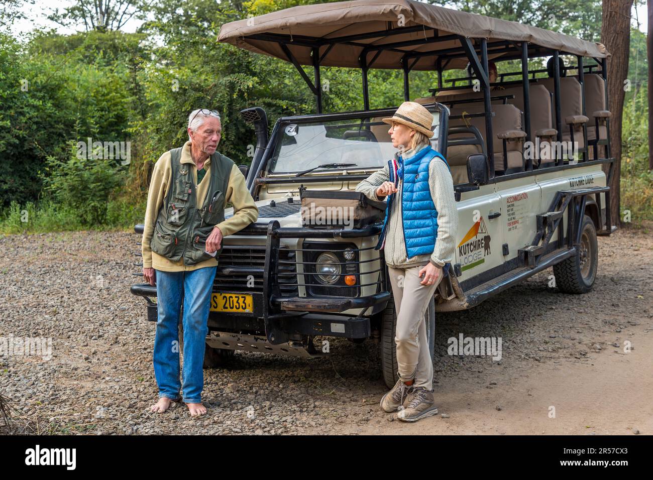 Avec guide en véhicule de safari dans le parc national de Liwonde, Malawi Banque D'Images