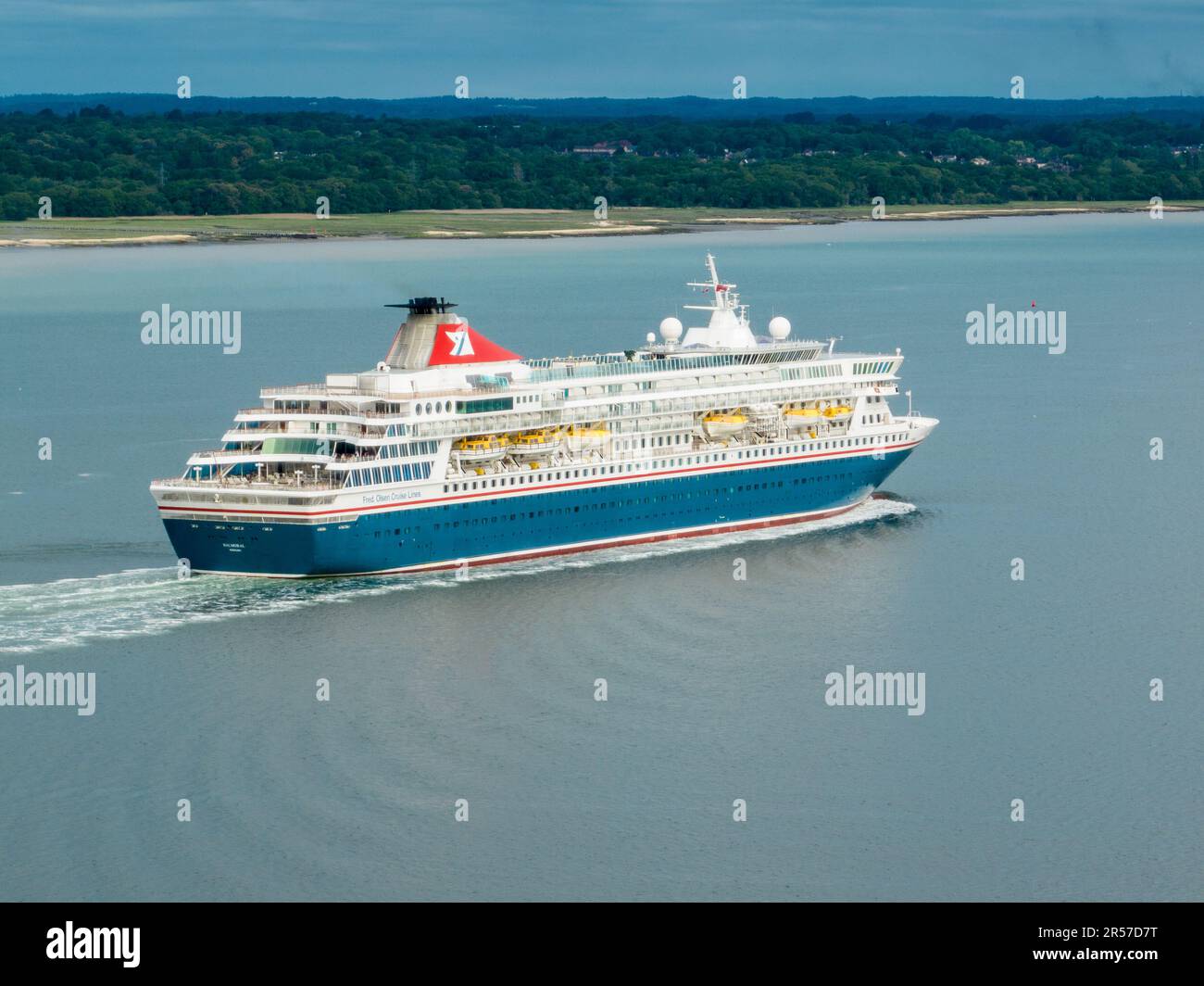 Balmoral est un navire de croisière appartenant à Fred et exploité par lui. Olsen Cruise Lines. Bateau de croisière MV Balmoral arrivant à Southampton vues aériennes. Banque D'Images