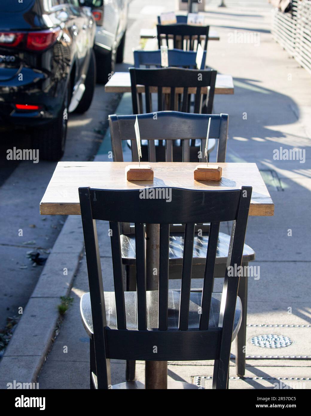 Tables à manger à l'extérieur de la taverne Forman's Whiskey à Toluca Lake, en Californie, le mercredi 17 février 2021. Photo de Raquel G. Frohlich. Banque D'Images