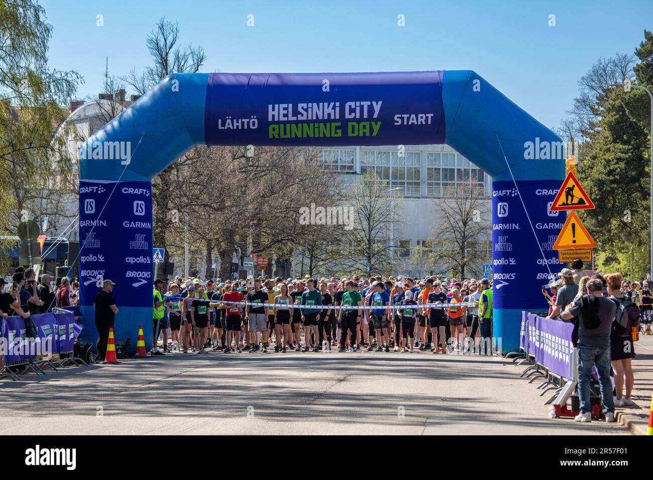 Journée de course à Helsinki. Demi-marathon de la course d'Helsinki les participants se sont rassemblés derrière la ligne de départ dans le district de Taka-Töölö à Helsinki, en Finlande. Banque D'Images
