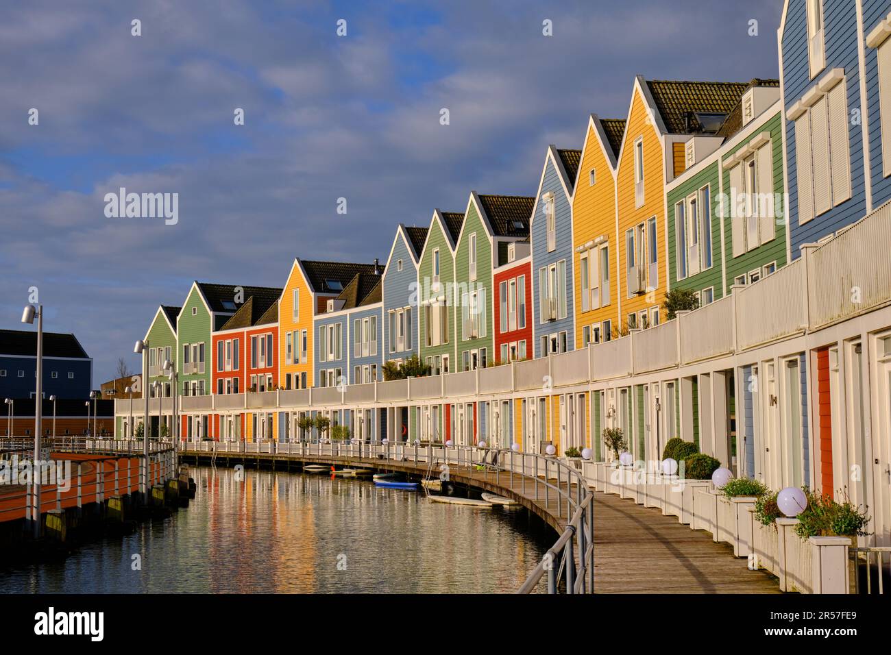 Houten pays Bas 25 avril 2023 Rangée de maisons en bois colorées au bord du lac Se reflète