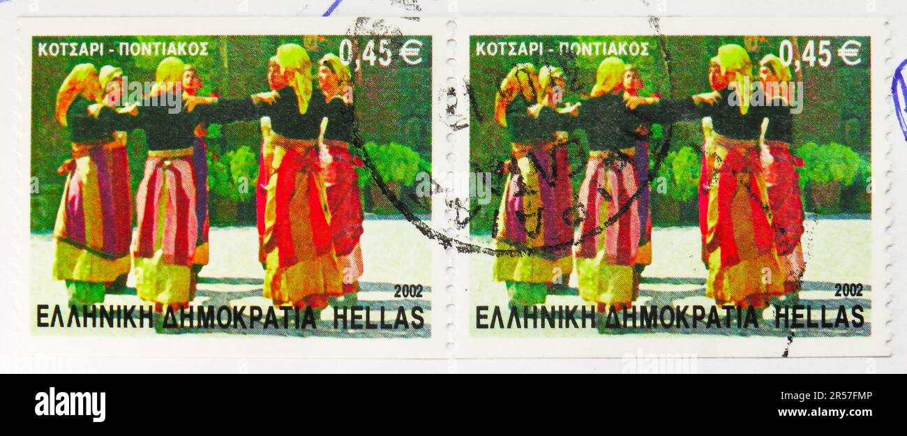 MOSCOU, RUSSIE - 17 MAI 2023 : deux timbres-poste imprimés en Grèce montrent 'Kotsari' - Pontus, série de danses grecques, vers 2002 Banque D'Images