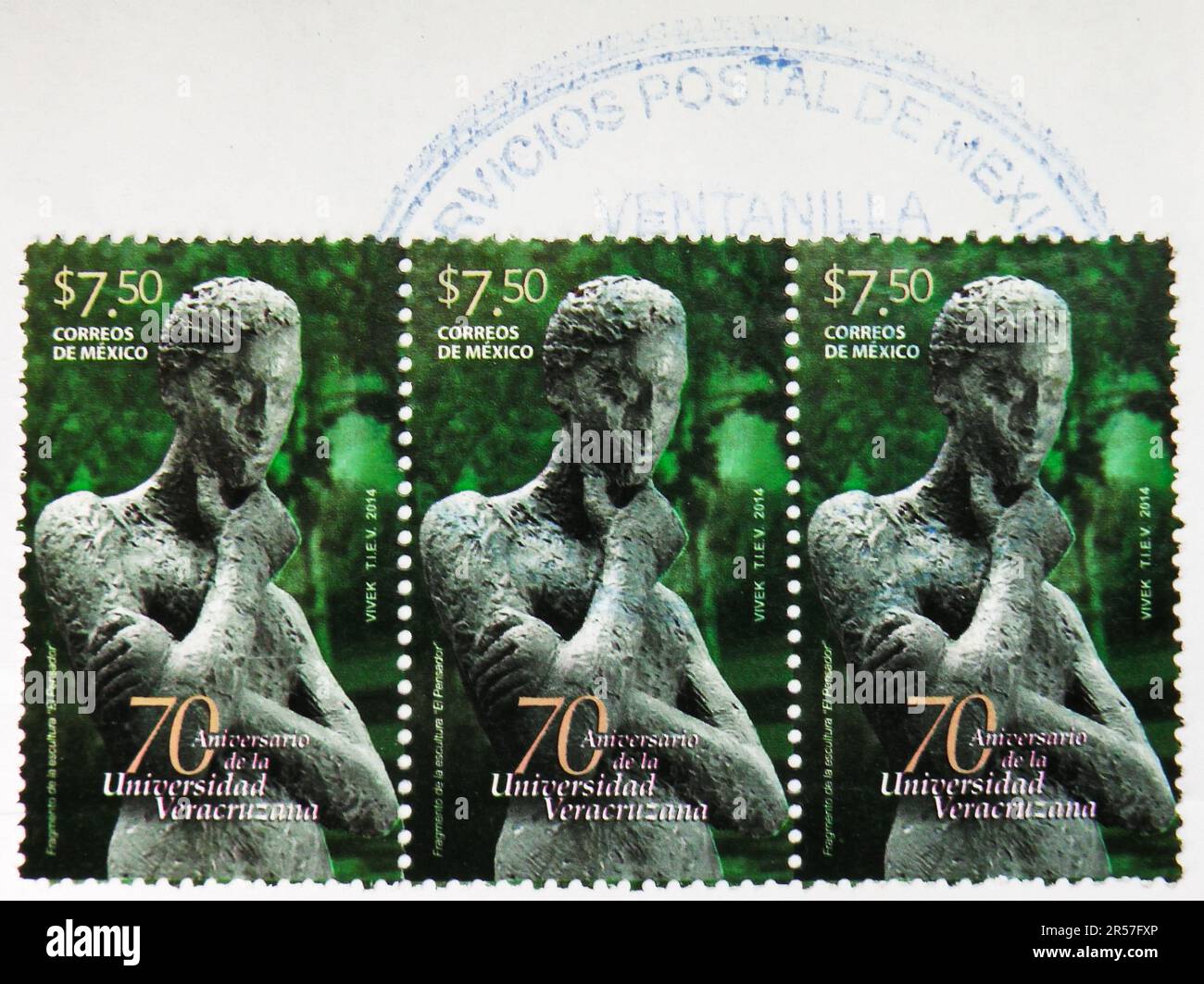 MOSCOU, RUSSIE - 17 MAI 2023 : trois timbres-poste imprimés au Mexique montrent le 70th anniversaire de l'Université de Veracruz, série, vers 2014 Banque D'Images
