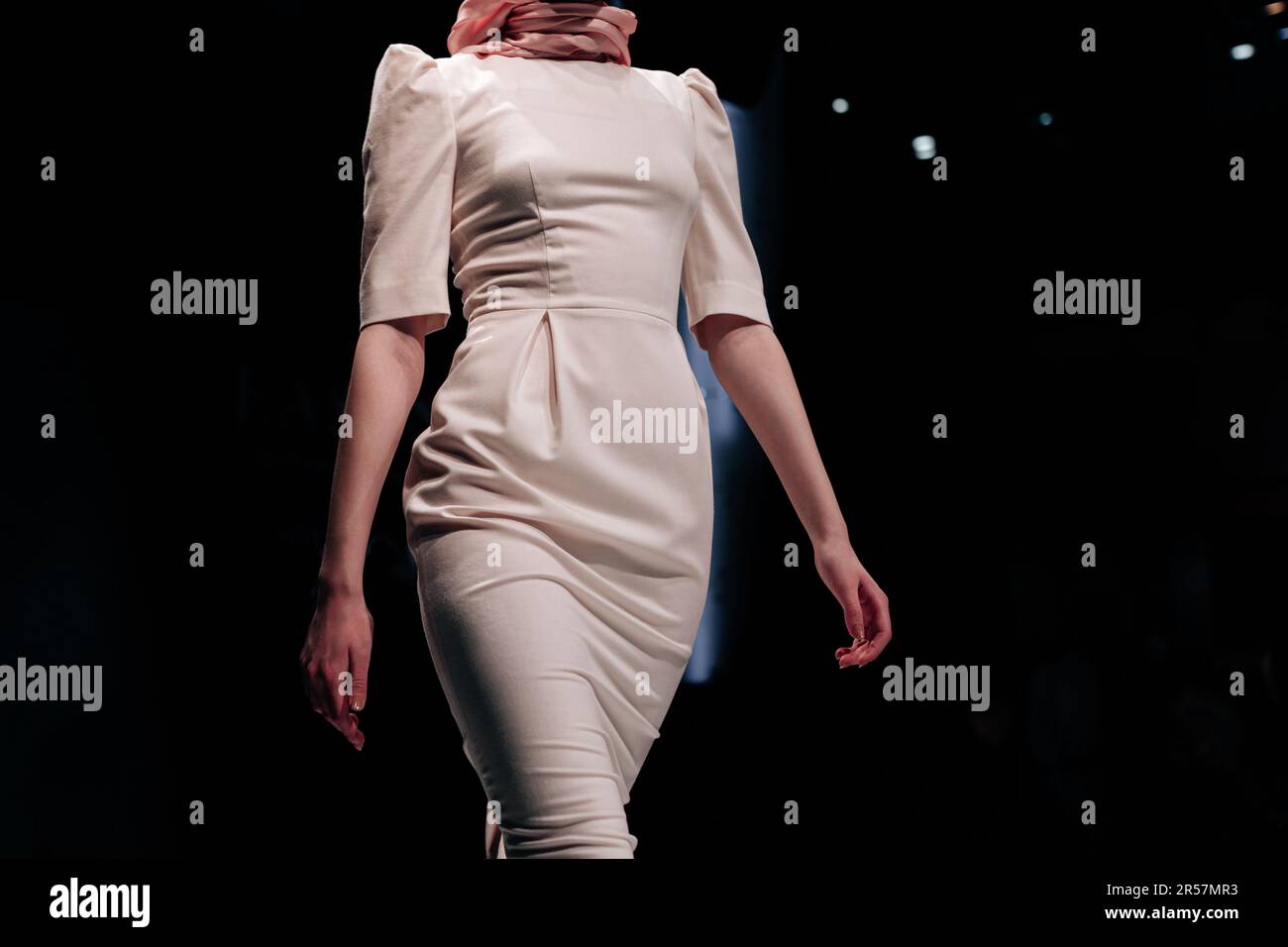 Robe longue classique blanche sur le corps de la femme. Tenue de mode. Look  tendance, concept de vêtements chic Photo Stock - Alamy