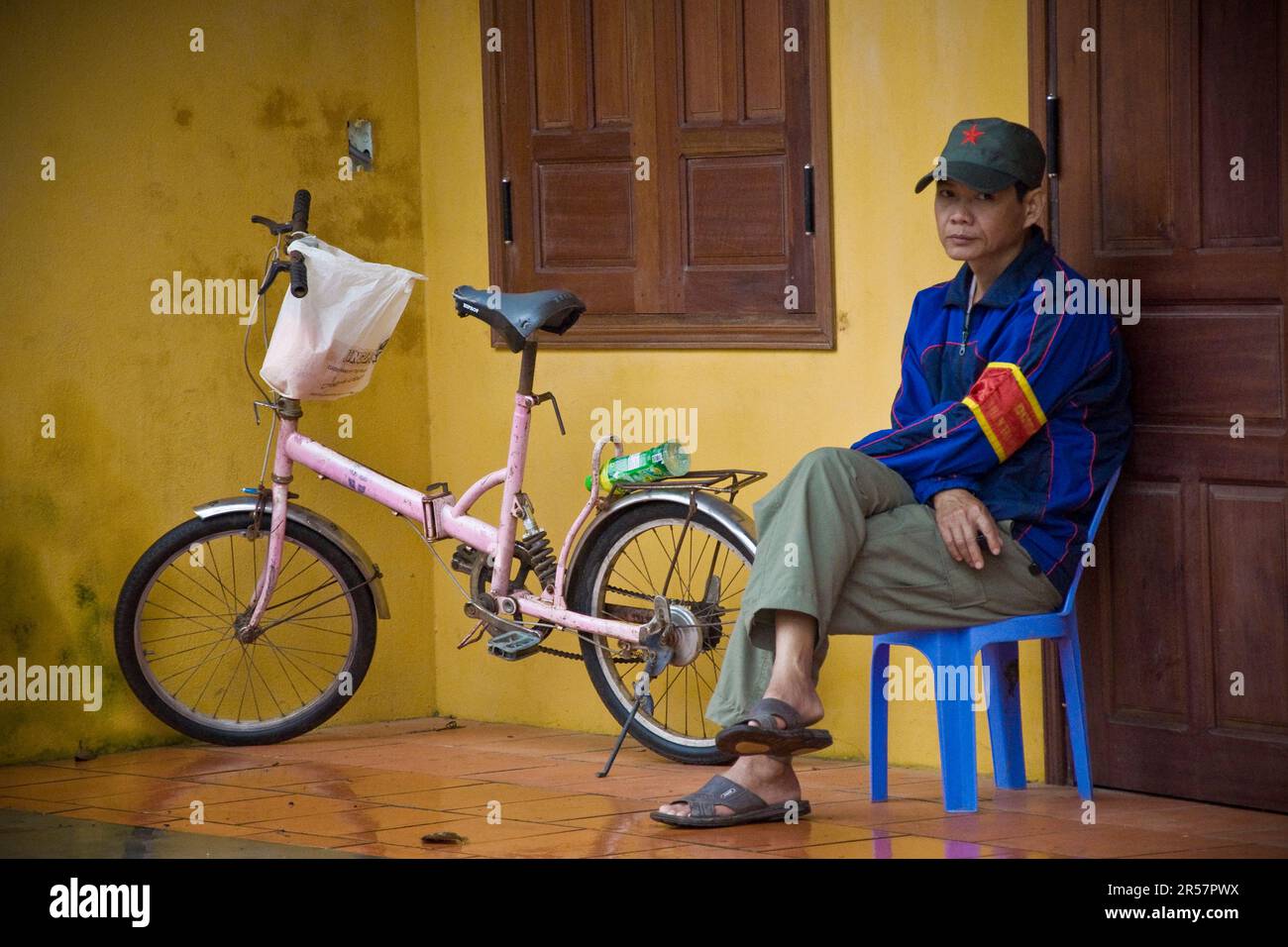 Homme fout votre vélo. Hoi an. Vietnam Banque D'Images