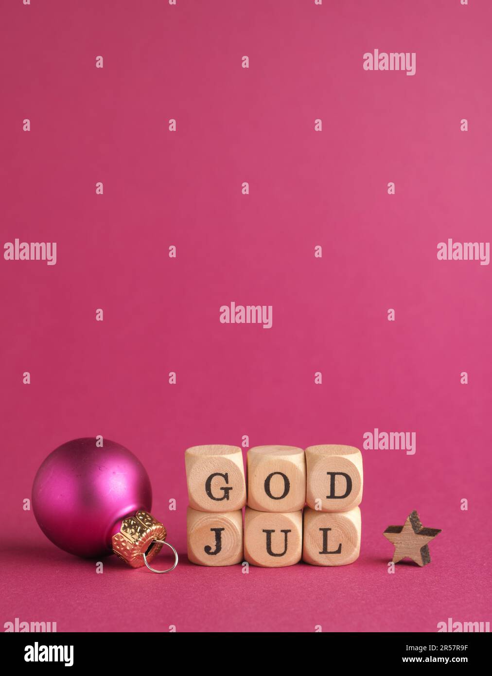Petits blocs de bois avec l'inscription God Jul, Scandinavian Merry Christmas, fond violet, décoration de Noël minimaliste en bois Banque D'Images