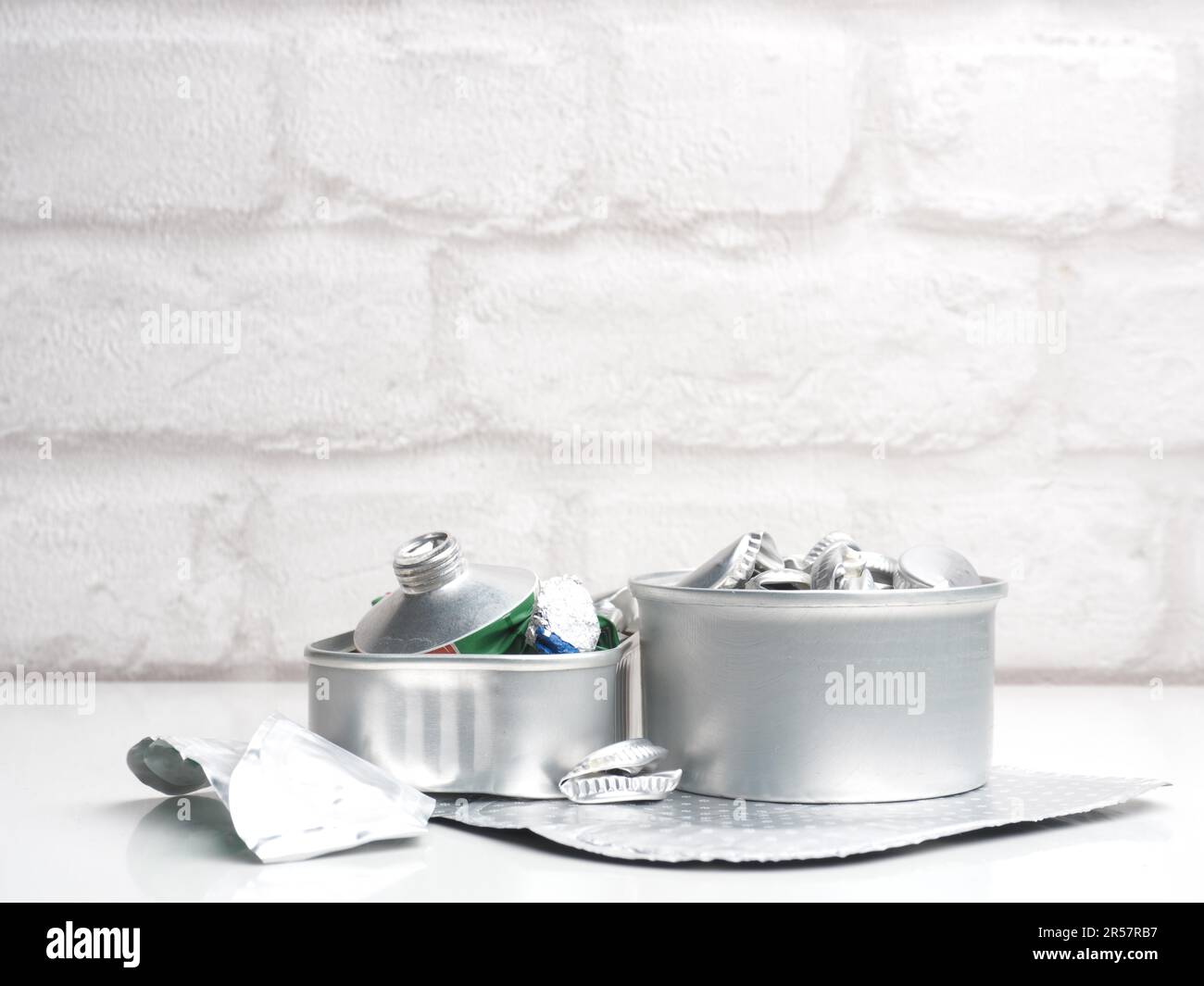 Déchets d'aluminium sur fond blanc, concept de recyclage des métaux, ressources Banque D'Images