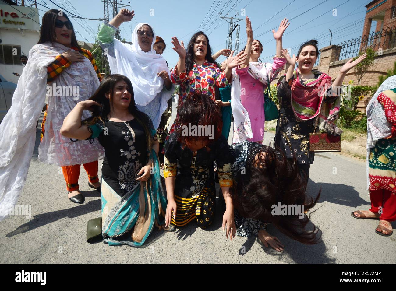 PESHAWAR, PAKISTAN, MAI 24 : les membres de la communauté transgenre du Pakistan Conférence de presse au Club de presse de Peshawar, Peshawar, Pakistan, 24 mai 2023. Les militants transgenres du Pakistan ont déclaré qu'ils avaient l'intention de faire appel de la décision d'un tribunal islamique qui concourt à une loi visant à protéger leurs droits. La loi sur les personnes transgenres (protection des droits) a été adoptée par le Parlement en 2018 pour garantir les droits fondamentaux des Pakistanais transgenres. Mais le tribunal fédéral du Shariat a annulé vendredi plusieurs dispositions de la loi, les terrant « non-islamique.activiste et représentant de la communauté transgenre Arzoo Kha Banque D'Images