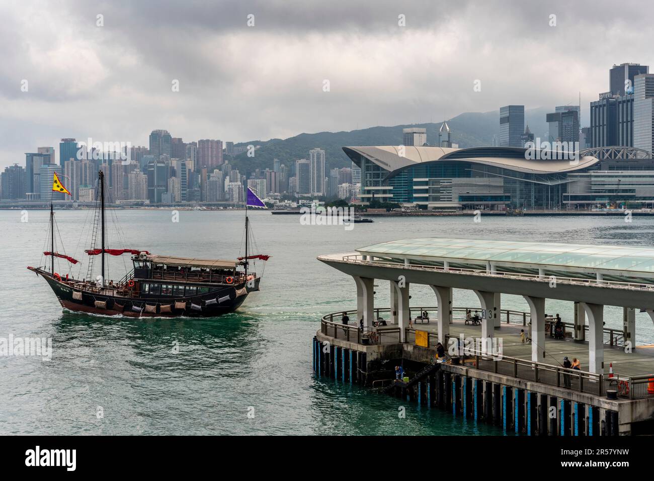 Victoria Harbour, Junk Boat et Hong Kong Island Skyline, Hong Kong, Chine. Banque D'Images