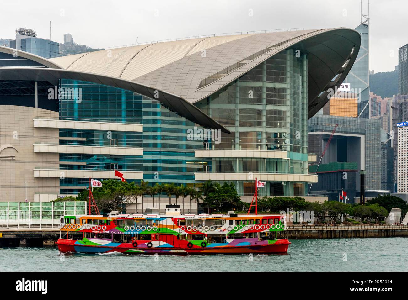 Un Star Ferry passe par le centre de congrès et d'expositions de Hong Kong, l'île de Hong Kong, Hong Kong, Chine. Banque D'Images