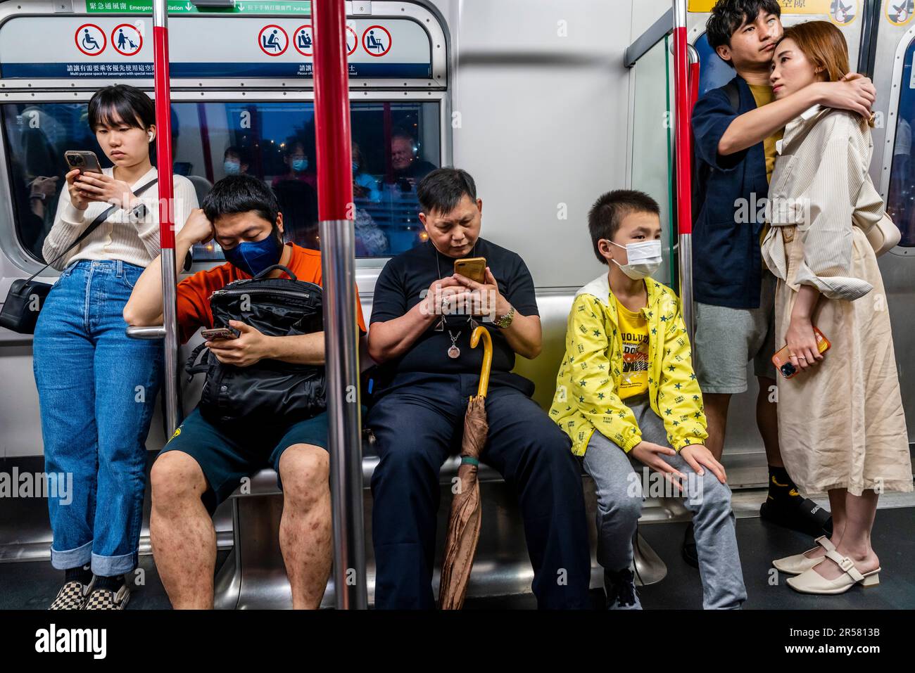 Passagers sur Un train MTR, Hong Kong, Chine. Banque D'Images