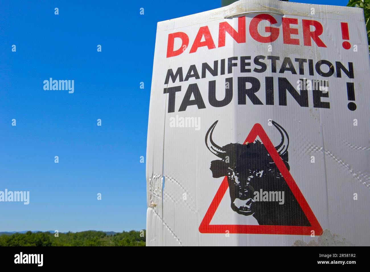 Signalisation routière devant les flics, danger manifestation Taurine, Camargue, Gard, Languedoc-Roussillon, Sud de la France, panneau d'avertissement, signal d'information Banque D'Images