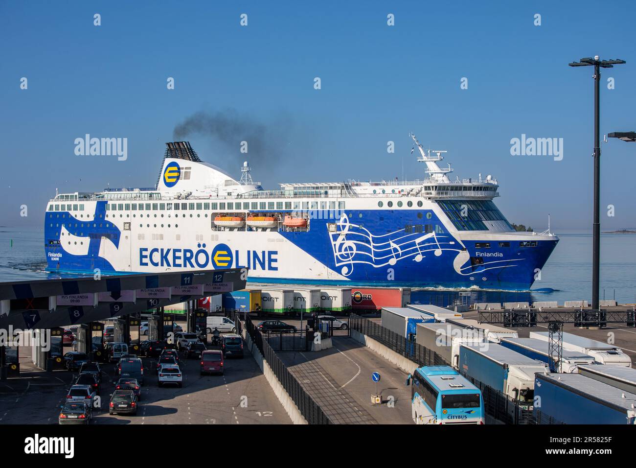 Ferry de croisière M/S Finlandia de la compagnie maritime Eckerö Line approchant le Länsiteerminaali 2 ou le terminal ouest 2 à Helsinki, Finlande Banque D'Images