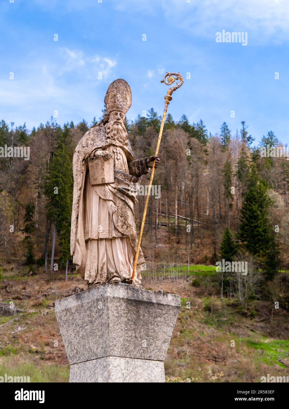 St.Blasien, Allemagne - 29 avril 2023 : statue historique de Saint Blaise, évêque catholique, à Saint Blasien, Allemagne Banque D'Images