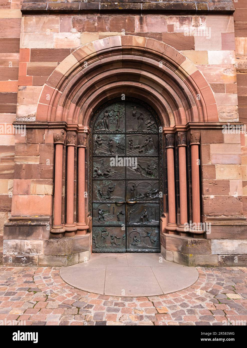Villingen-Schwenningen, Allemagne - 30 avril 2023 : porte médiévale décorée de Saint Eglise Marys à Villingen, Bade-Wurtemberg, Allemagne Banque D'Images