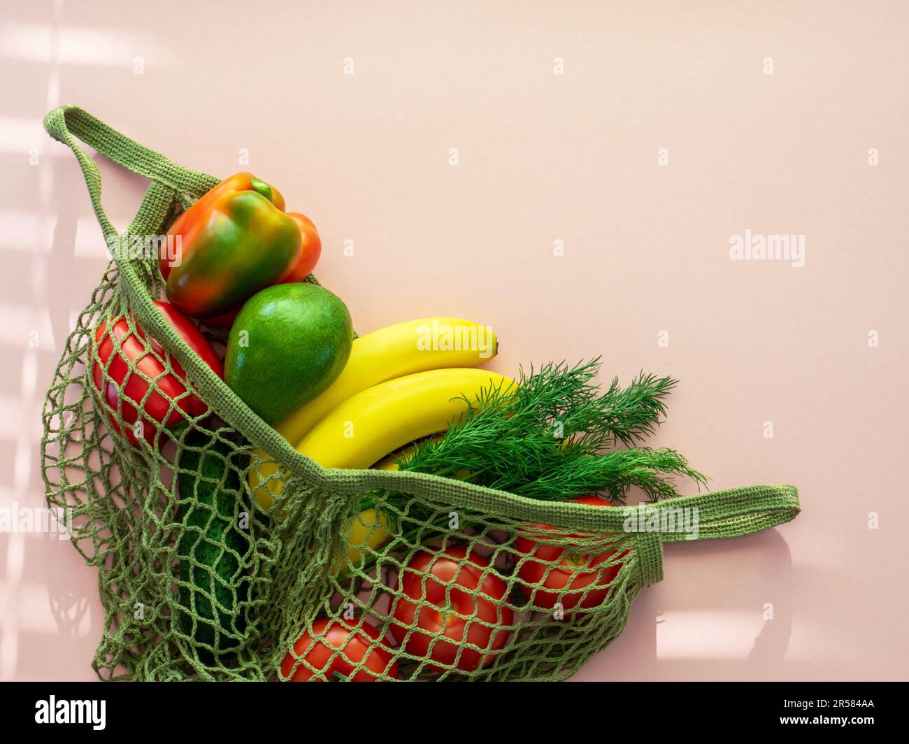 Achats alimentaires sans gaspillage. Sac naturel écologique avec fruits et légumes. Concept de style de vie durable. Articles sans plastique. réutiliser, réduire Banque D'Images