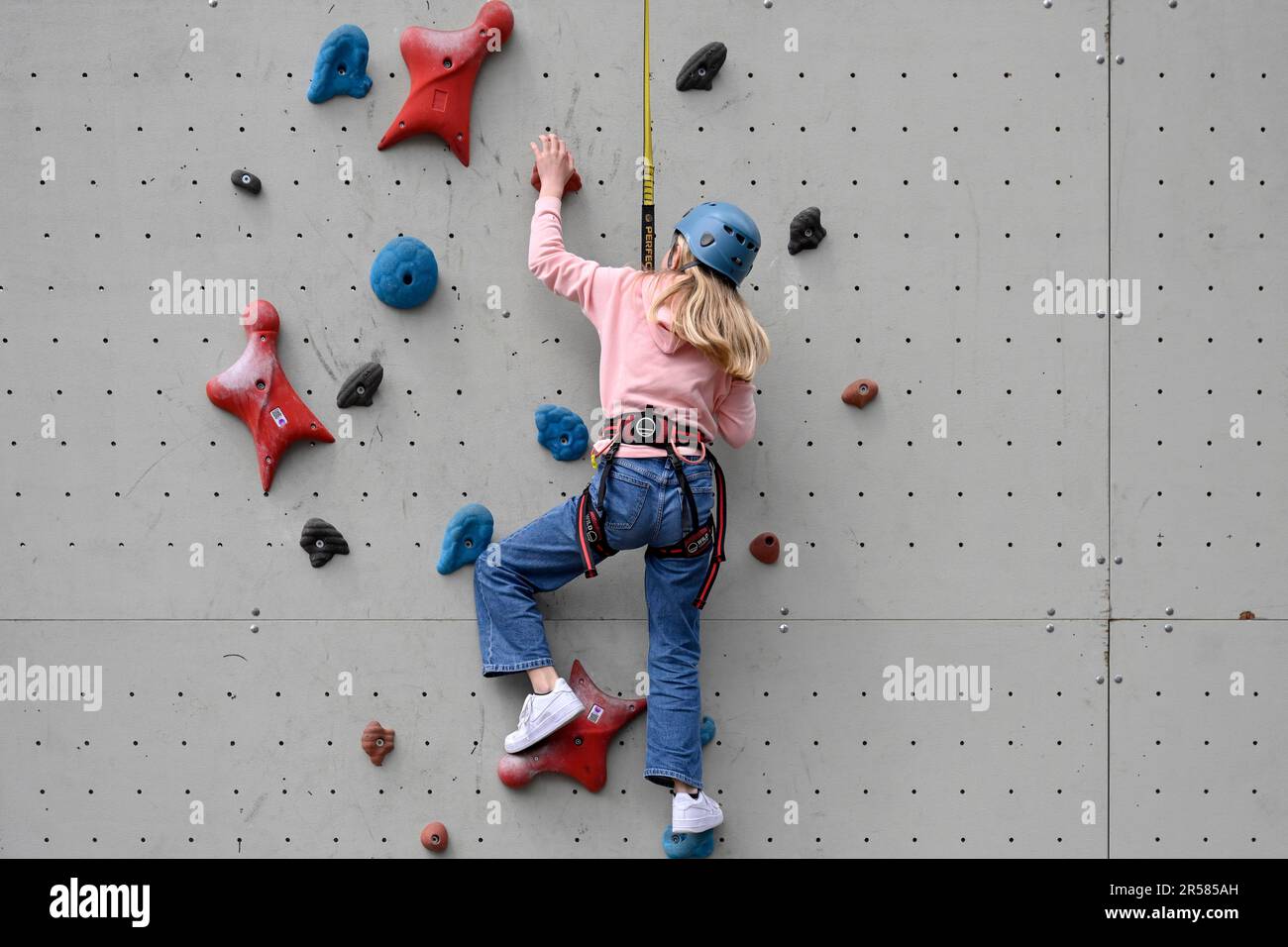 Mur d'escalade extérieur Teen Banque D'Images