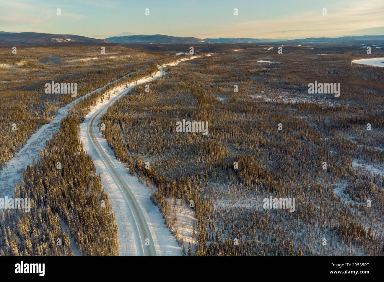 Drone hivernal, vues aériennes le long de la route du Klondike nord vers Dawson City avec de la neige couvrant le magnifique paysage vue sur l'arctique. Route enneigée Banque D'Images