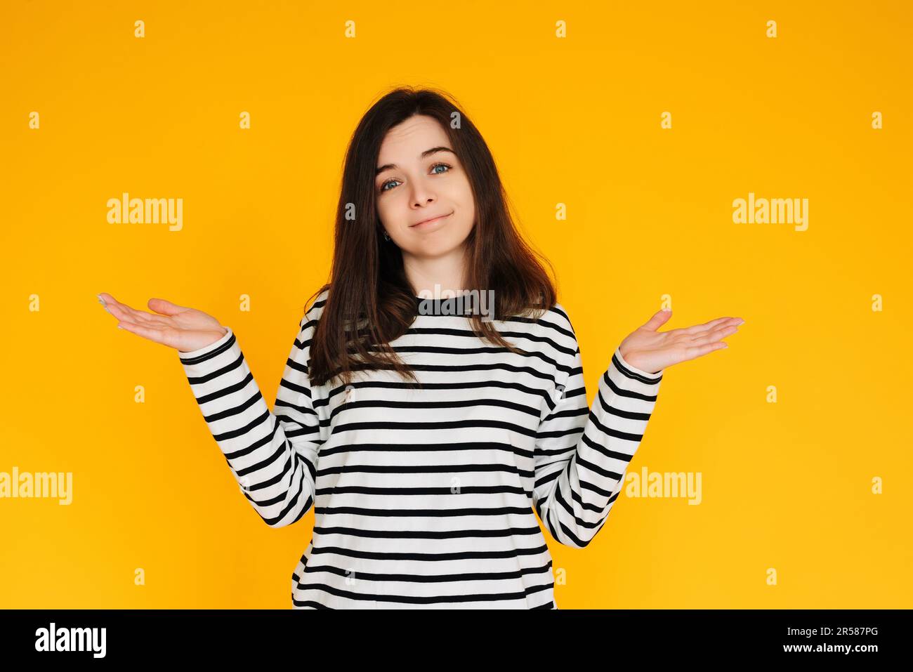 Visuel de la femme affirmée: Belle-Dame Affichage du geste "pas de réponse" avec les deux mains - concept de communication non verbale isolé sur jaune vif Banque D'Images