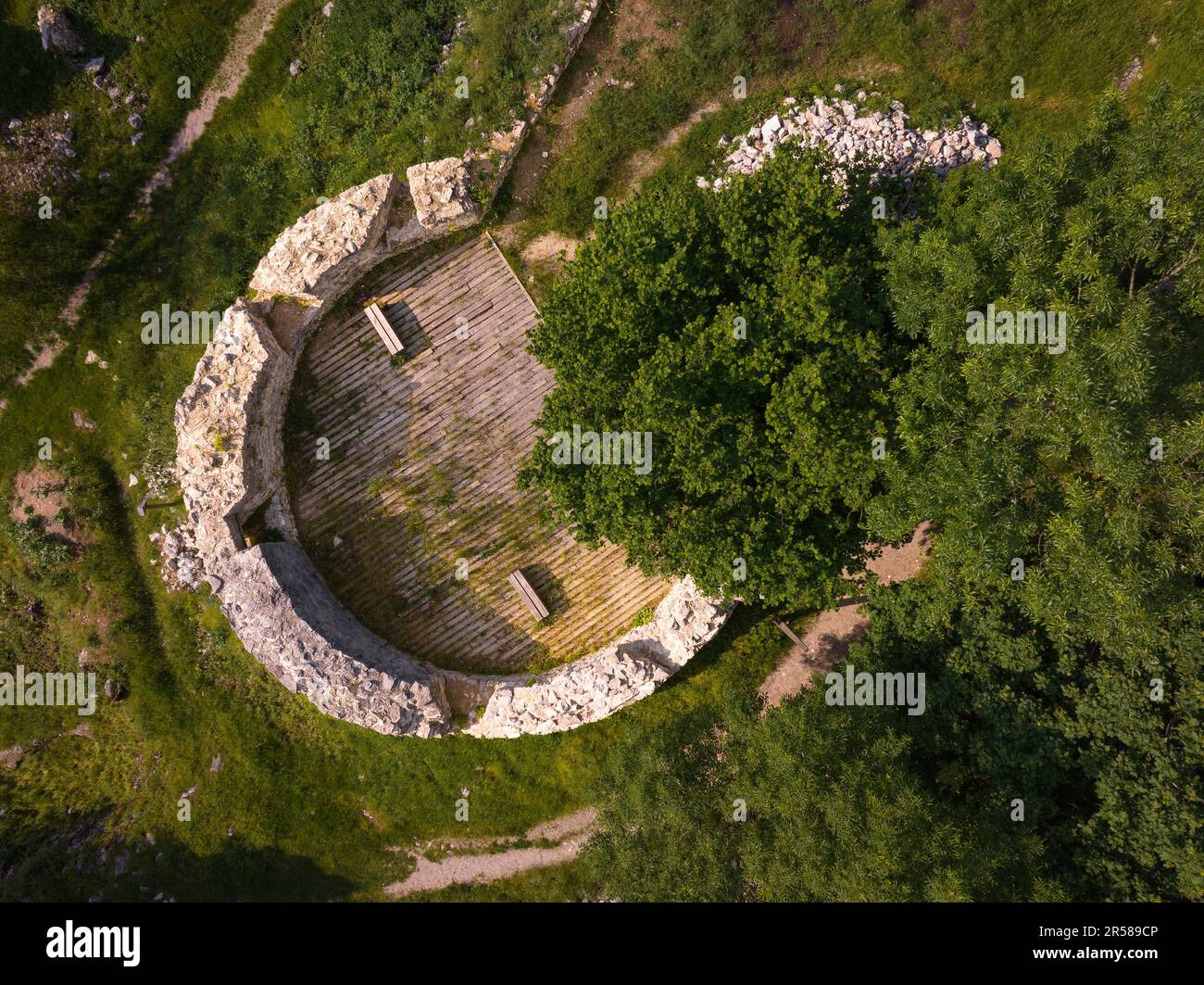 Szadvar, Szodliget est un château historique ou fort en ruine dans le nord-est de la Hongrie. Il y a sur le sommet du fort-montagne ce qui est 460meters haut. Il s'agit d'un Banque D'Images