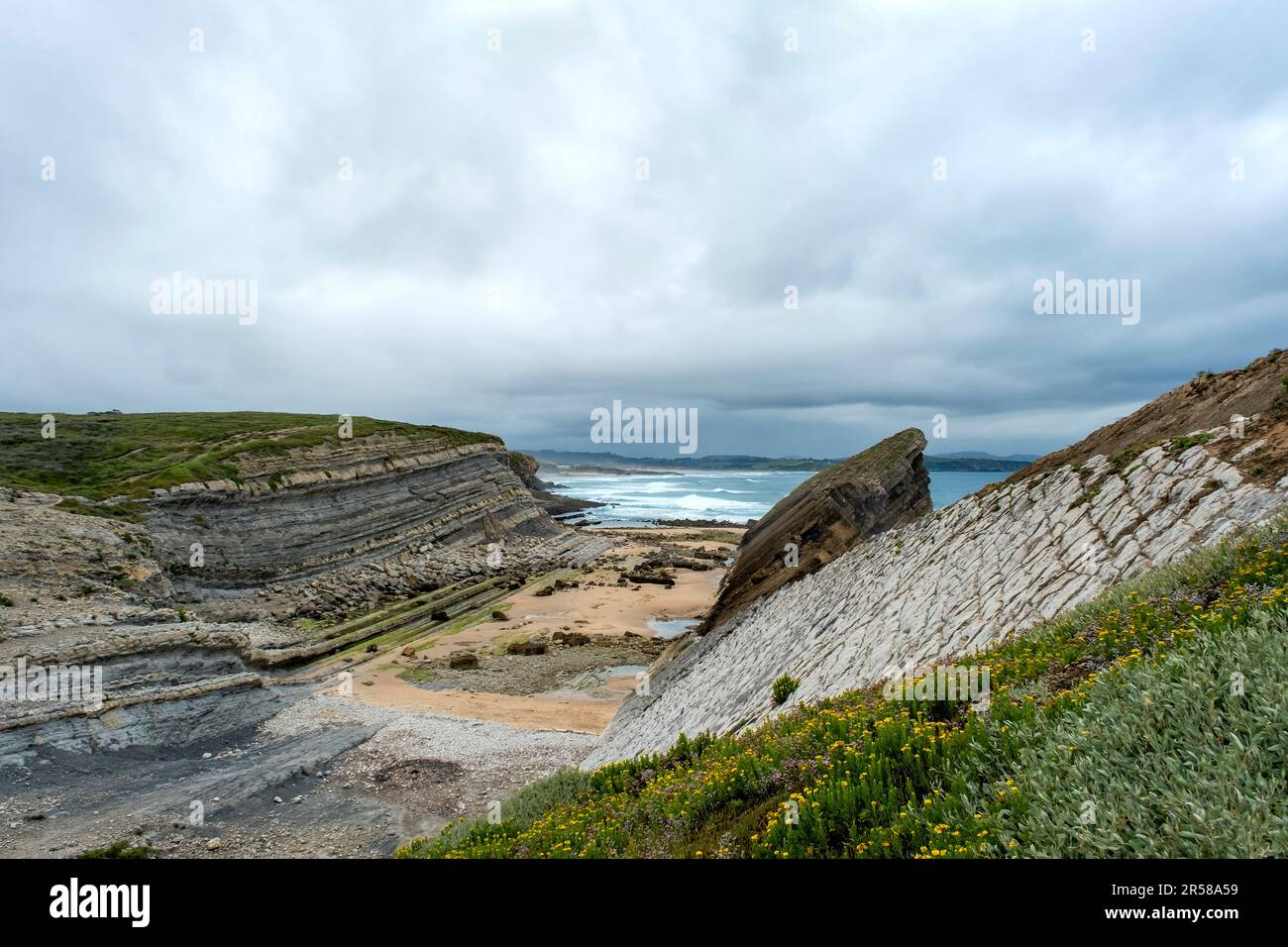 Érosion côtière par la mer Cantabrique dans la crique de Pedroquios, roches sédimentaires et formes de terre érodées par l'action des vagues dans les falaises et les criques de coût Banque D'Images