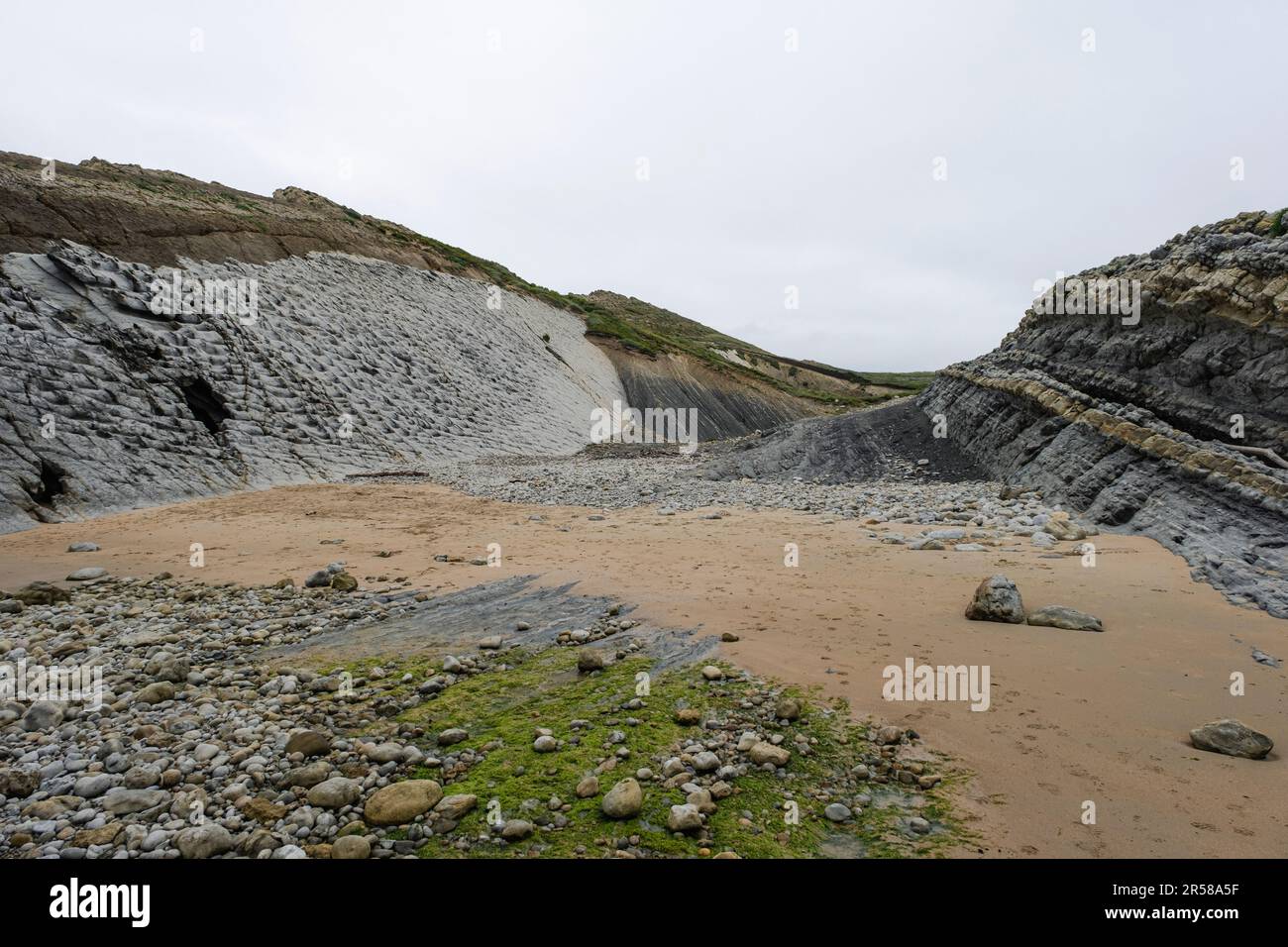 Érosion côtière dans la plage de Pedruquios, roches sédimentaires et formes de terrain érodées par l'action des vagues dans les falaises et le littoral par la mer Cantabrique, Costa Qu Banque D'Images