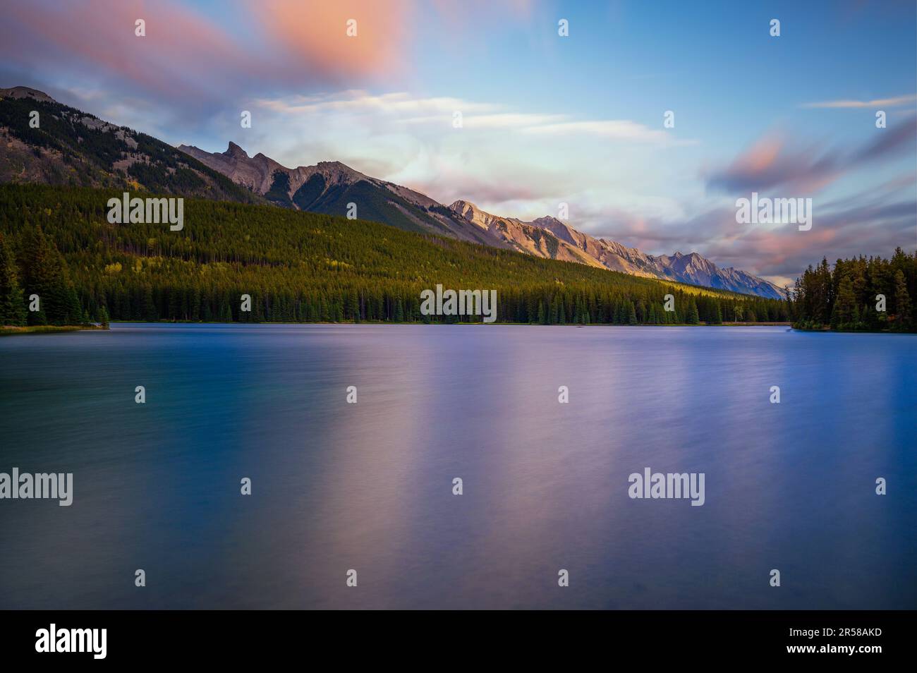 Coucher de soleil au-dessus du lac Jack dans le parc national Banff, Canada Banque D'Images