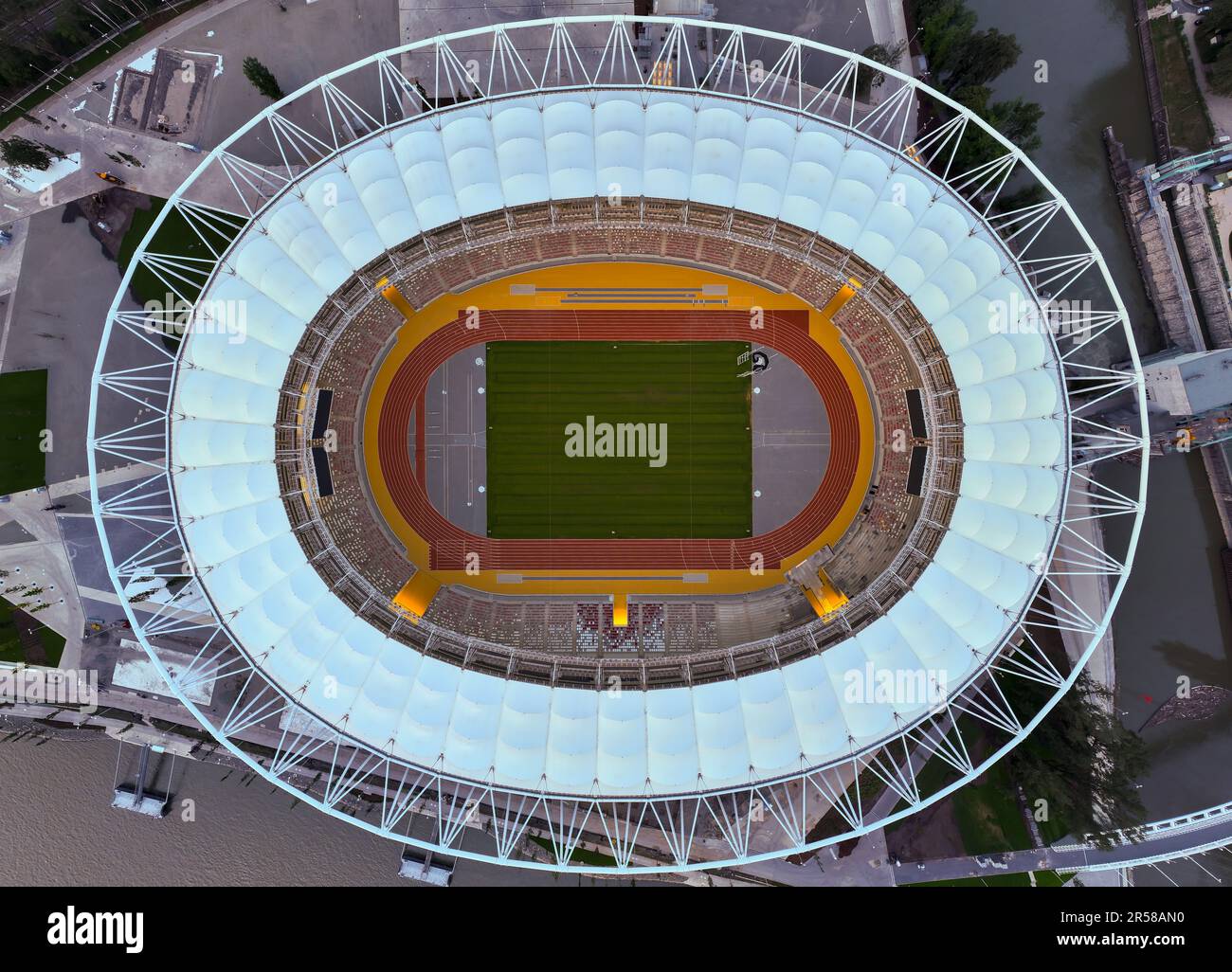 Stade d'athlétisme à Budapest, Hongrie. Il devrait accueillir les Championnats du monde d'athlétisme 2023. Photo aérienne de haut en bas du stade complet. Banque D'Images