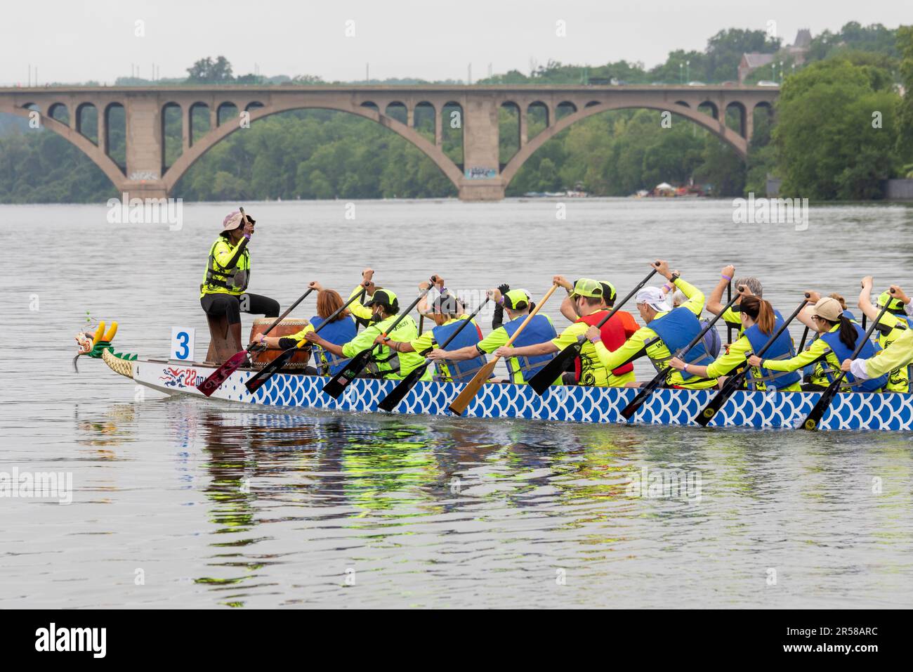 Washington, DC - The Out of Sight Dragons, une équipe d'athlètes aveugles et malvoyants, participe au DC Dragon Boat Festival sur le Potomac R. Banque D'Images