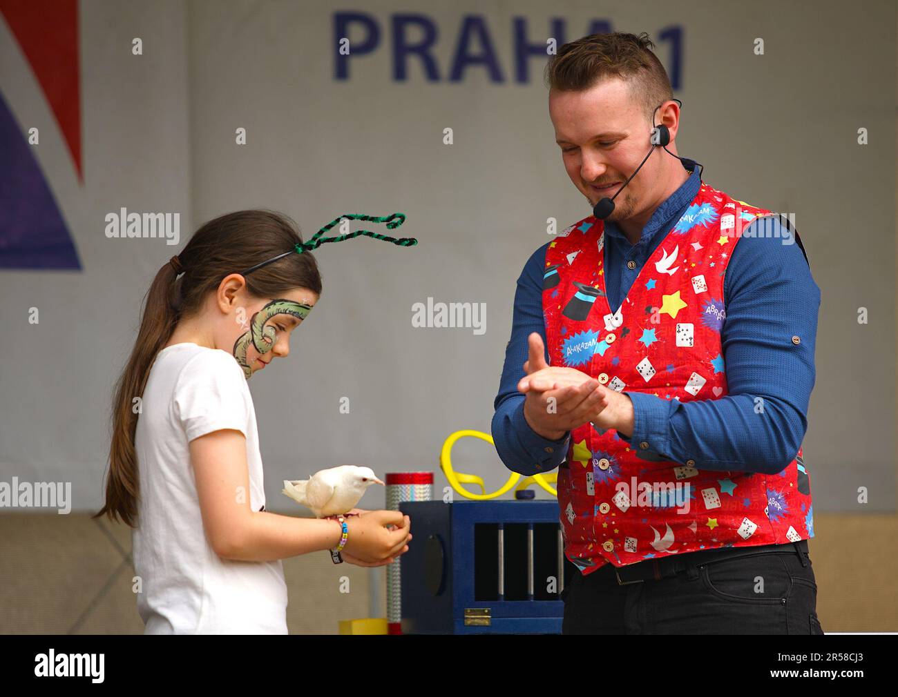 Prague, République tchèque. 1st juin 2023. Une jeune fille aide un magicien à créer une colombe lors d'un événement marquant la Journée internationale de l'enfant dans un parc à Prague, en République tchèque, sur 1 juin 2023. Crédit: Dana Kesnerova/Xinhua/Alamy Live News Banque D'Images