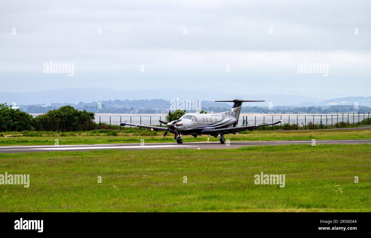 G-ISJE Raven Air Ltd Pilatus PC-12 NGX (PC-12/47E) compagnie aérienne qui effectue le trajet entre Dundee et Belfast à l'aéroport Riverside de Dundee, en Écosse Banque D'Images