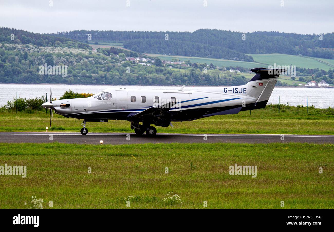 G-ISJE Raven Air Ltd Pilatus PC-12 NGX (PC-12/47E) compagnie aérienne qui effectue le trajet entre Dundee et Belfast à l'aéroport Riverside de Dundee, en Écosse Banque D'Images