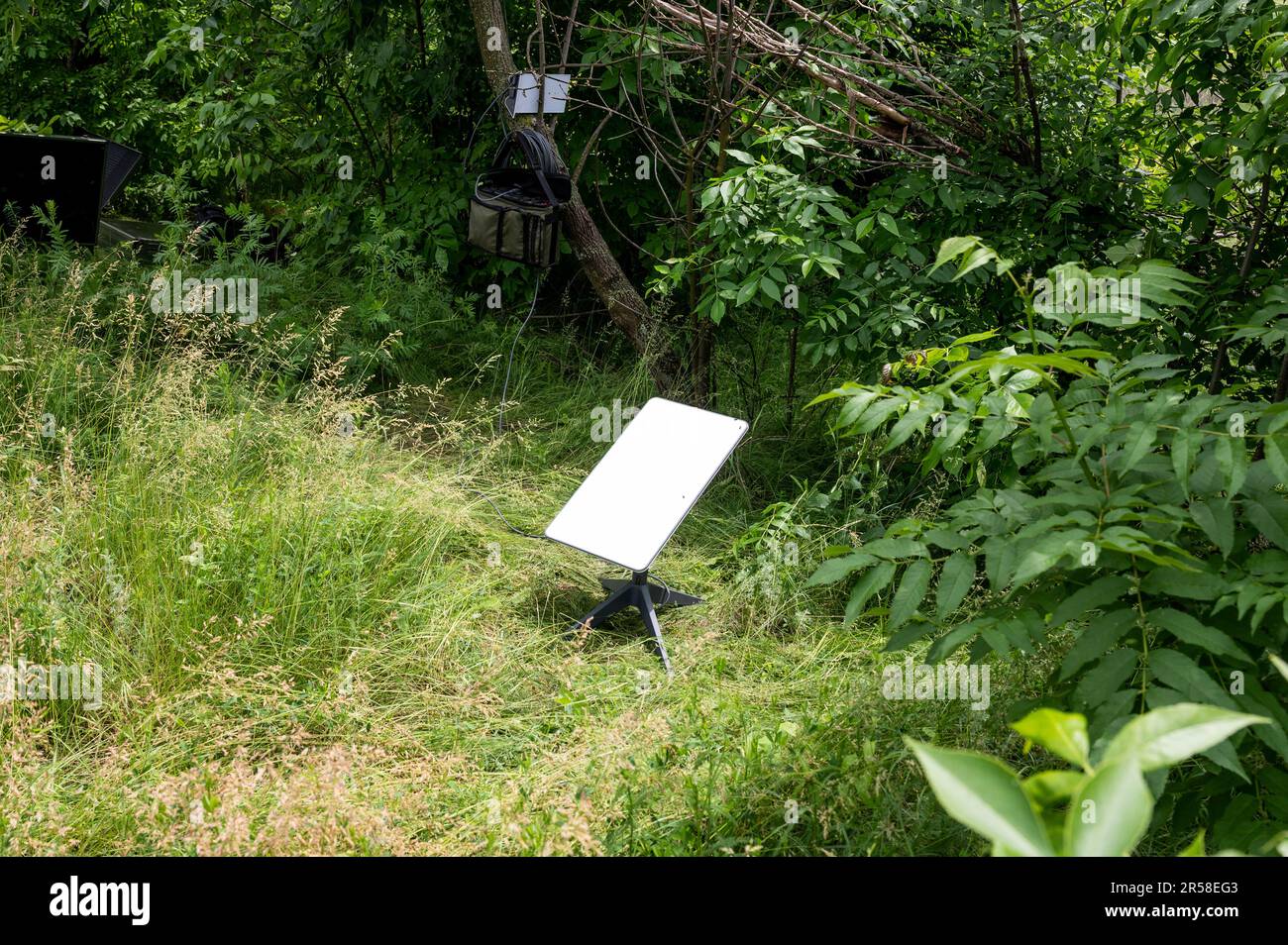 Une unité Starlink utilisée par une équipe de drones des forces armées de l'Ukraine (nom exact de l'unité retenu à des fins de sécurité) à environ 6 kilomètres de la ligne de front dans l'oblast de Donetsk en Ukraine (lieu exact retenu pour des raisons de sécurité). Banque D'Images