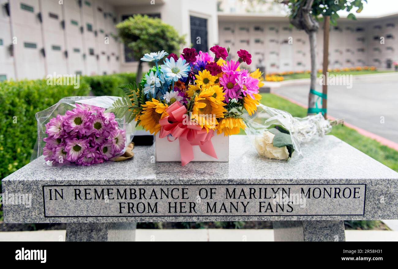 1 juin 2023, Los Angeles, Californie, États-Unis : les fans visitent le parc commémoratif et la morgue du village de Westwood, frères Pierce, pour laisser des fleurs et des souvenirs à la crypte de la légende hollywoodienne Marilyn Monroe, qui aurait eu 97 ans aujourd'hui. (Credit image: © Brian Cahn/ZUMA Press Wire) USAGE ÉDITORIAL SEULEMENT! Non destiné À un usage commercial ! Banque D'Images