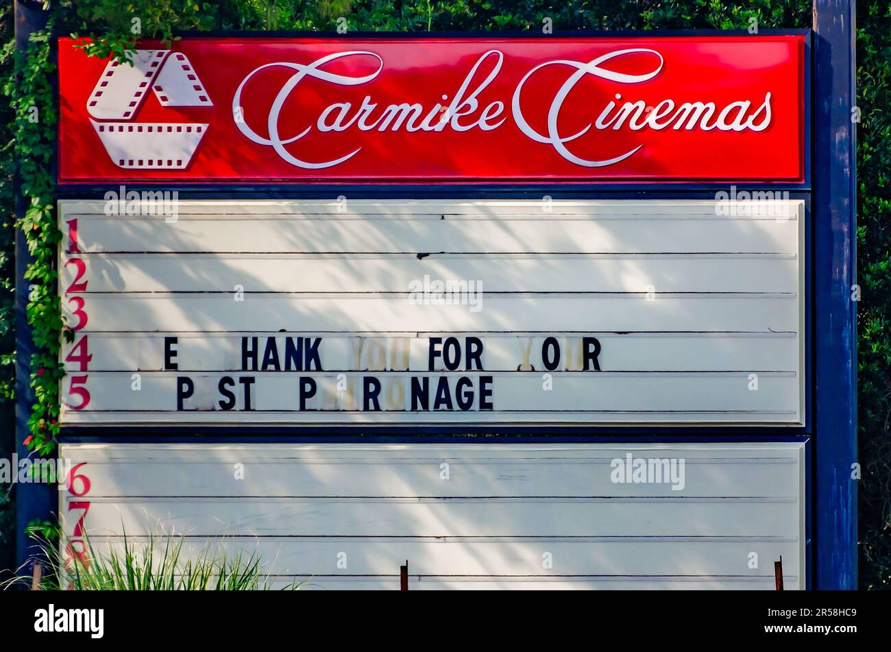 Un panneau pour un Carmike Cinemas abandonné, également connu sous le nom de Carmike 14, remercie les clients pour leur patronage, 31 mai 2023, à Mobile, Alabama. Banque D'Images
