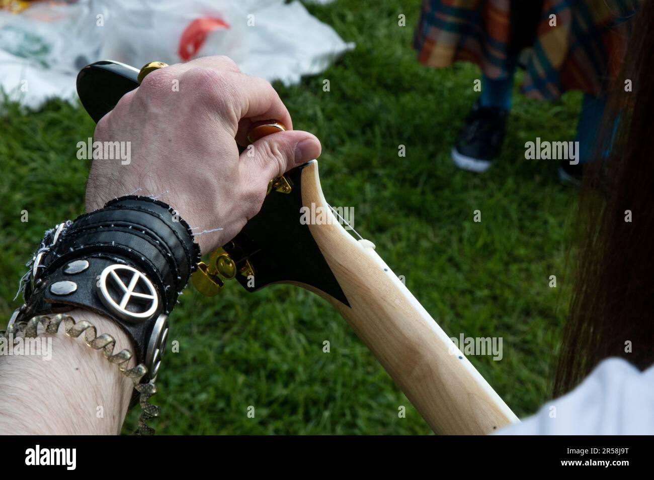 Un guitariste joue sa guitare à un concert en plein air dans un parc Banque D'Images