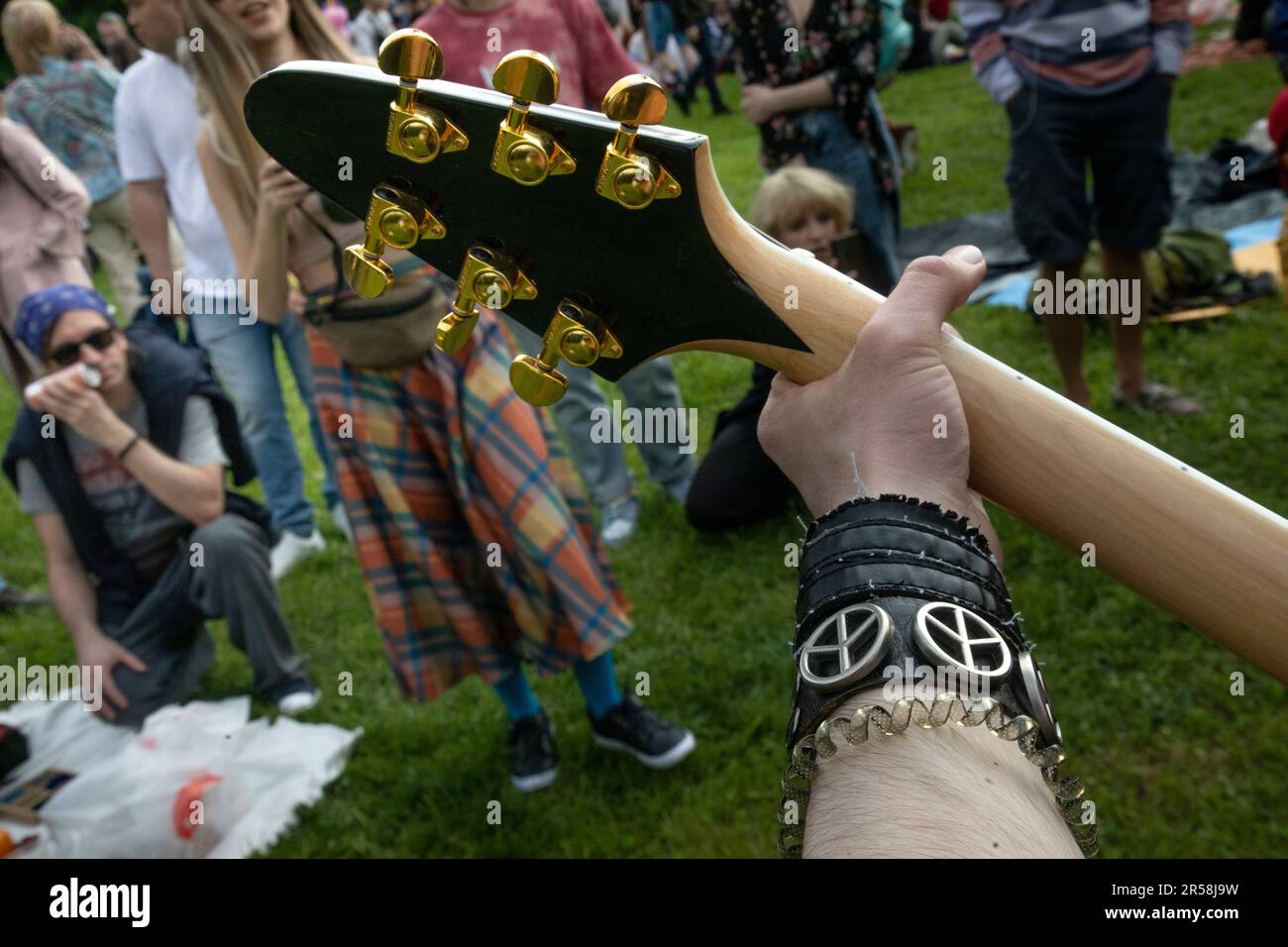 Un guitariste joue sa guitare à un concert en plein air dans un parc Banque D'Images