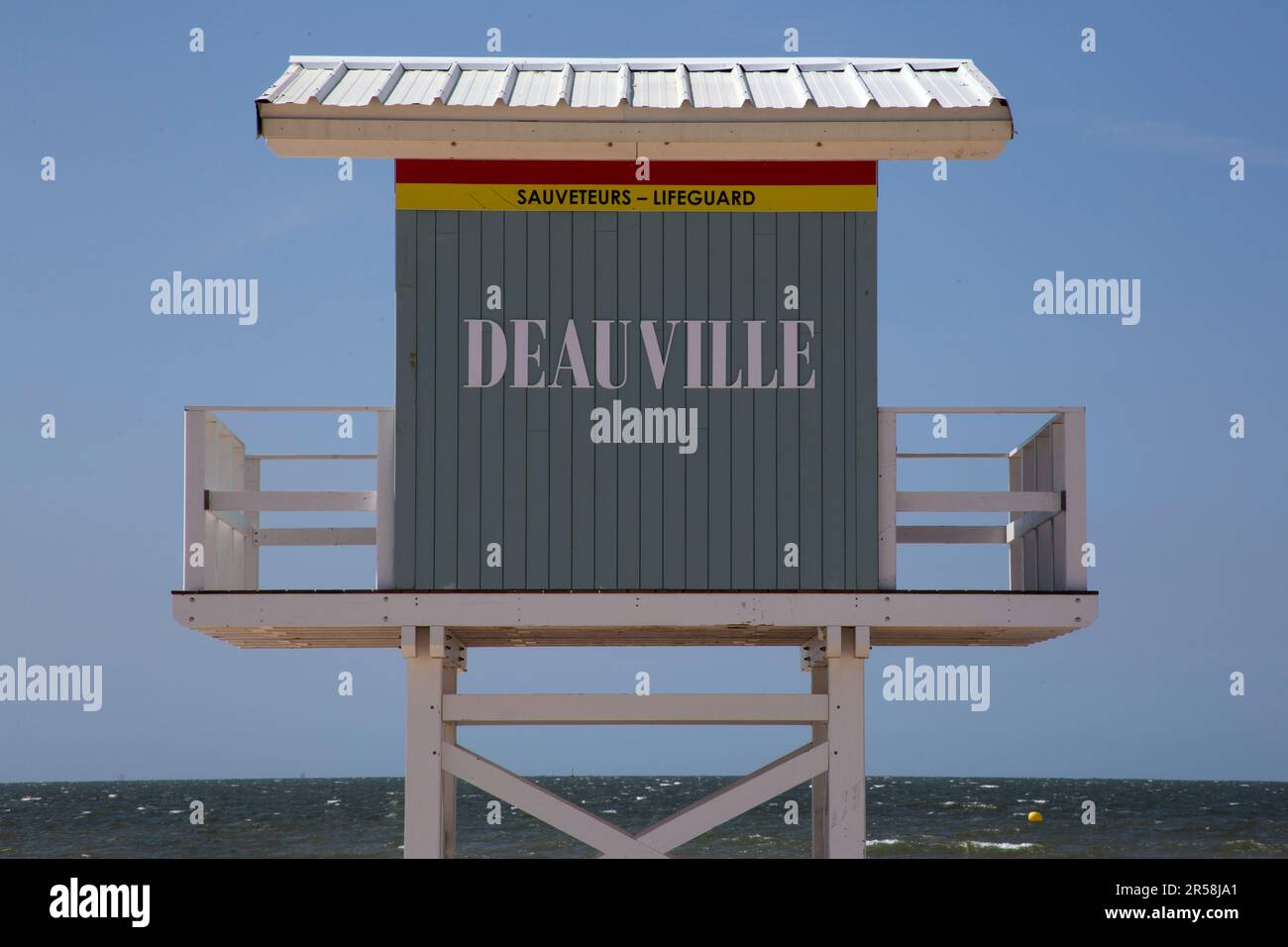 La cabane Art déco des sauveteurs sur la plage de Deauville, en Normandie Banque D'Images