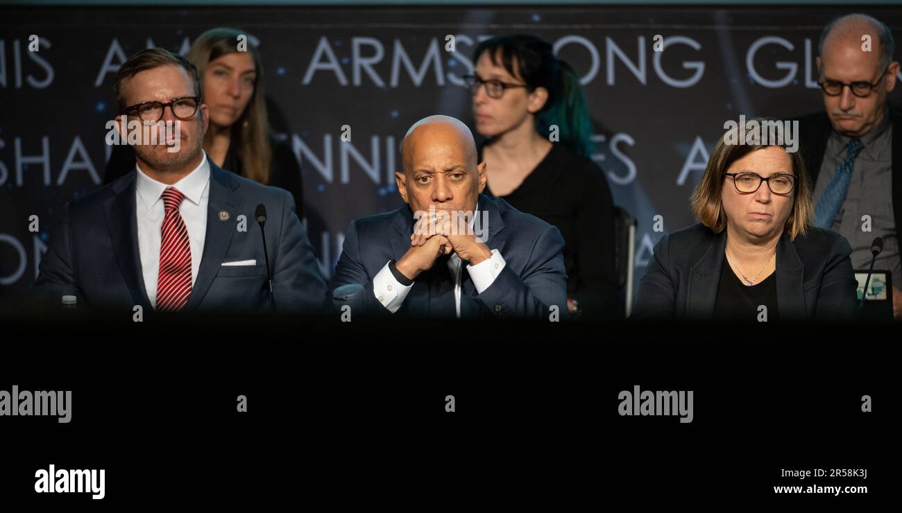 Washington, États-Unis d'Amérique. 31 mai 2023. Les membres de l'étude indépendante de la NASA sur les phénomènes anormaux non identifiés écoutent lors d'une réunion publique du groupe de travail au siège social de la NASA Mary W. Jackson, à 31 mai 2023, à Washington, DC, assis de gauche à droite : Warren Randolph, directeur exécutif adjoint de l'enquête sur les accidents et de la prévention pour la sécurité aérienne à la FAA, à gauche, Reggie Brothers, partenaire d'exploitation à AE Industrial Partners, centre, et Shelley Wright, professeur de physique au Centre for Astrophysique and Space Stu de l'Université de Californie à San Diego Banque D'Images