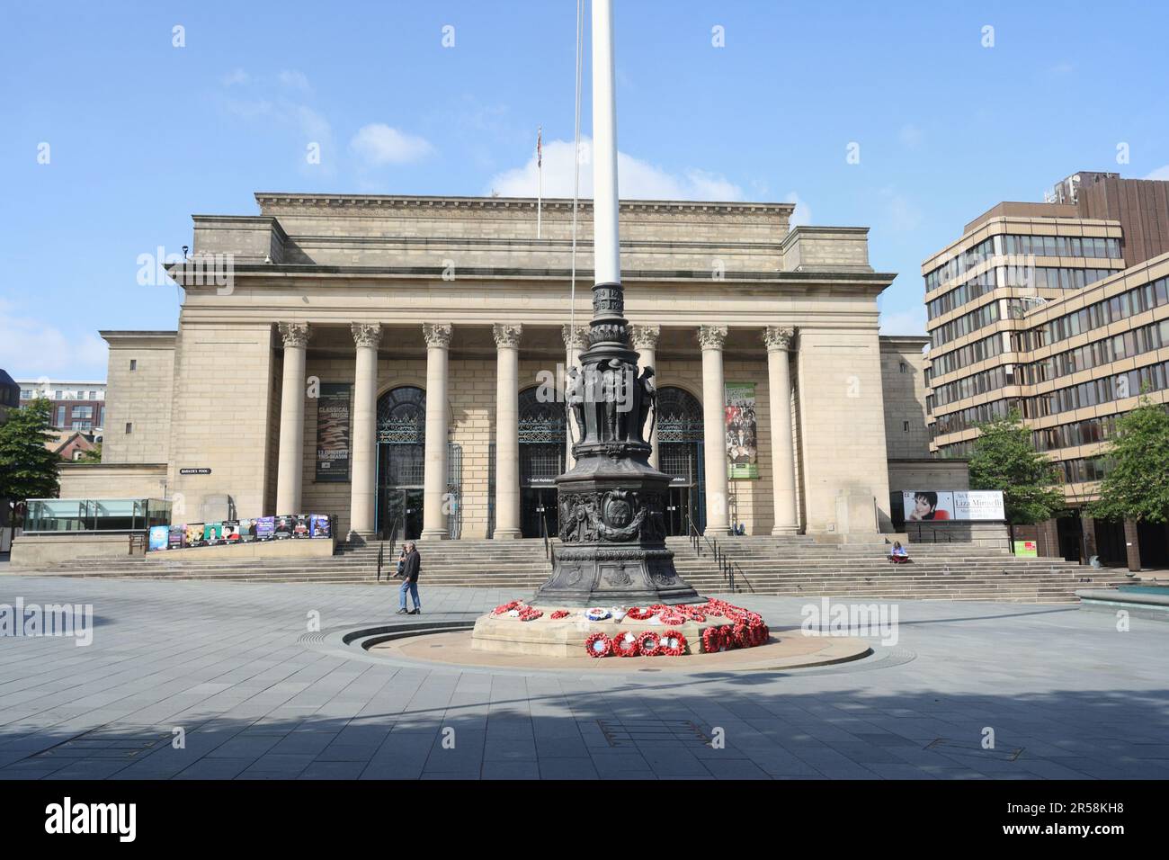 Sheffield City Hall salle de concert bâtiment Barkers Pool Sheffield City Centre Angleterre Royaume-Uni. Le mémorial de la guerre a déposé des couronnes de pavot à l'architecture néo-classique Banque D'Images