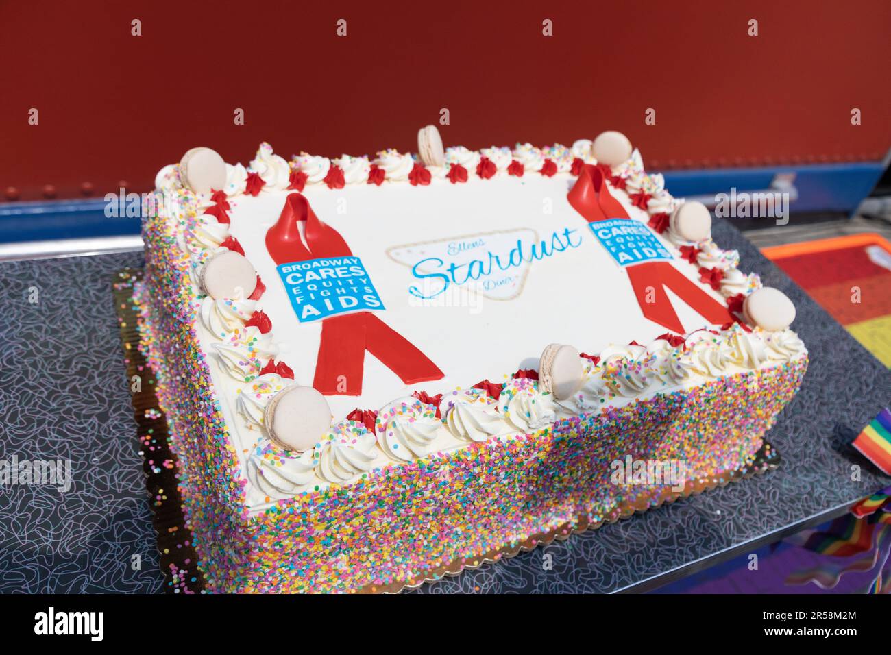 Ellen Hart Sturm, propriétaire du restaurant Ellen's Stardust populaire auprès des touristes, a annoncé son soutien pour le mois de la fierté de juin 2023 et a annoncé que toutes les ventes du gâteau arc-en-ciel et du milkshake verront une partie des recettes du Diner aller à Broadway CARES/Equity Fights AIDS, Plus la contribution d'Ellen du Stardust Diner à une organisation à but non lucratif. 01 juin 2023 (photo: Vanessa Carvalho) crédit: Brésil photo Press/Alay Live News Banque D'Images