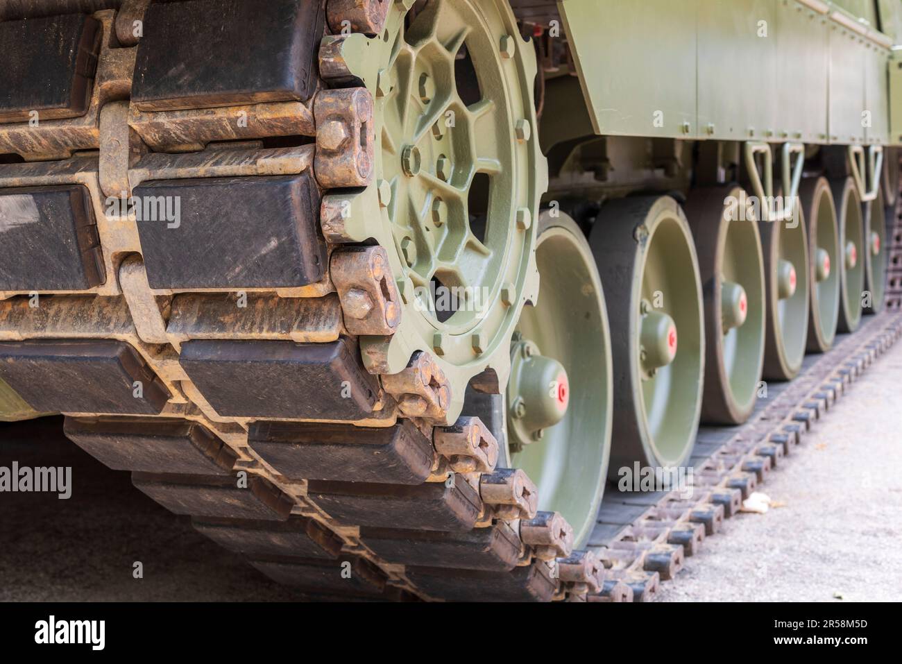 Detalle de las ruedas de oruga de un vehículo militar de combate Banque D'Images
