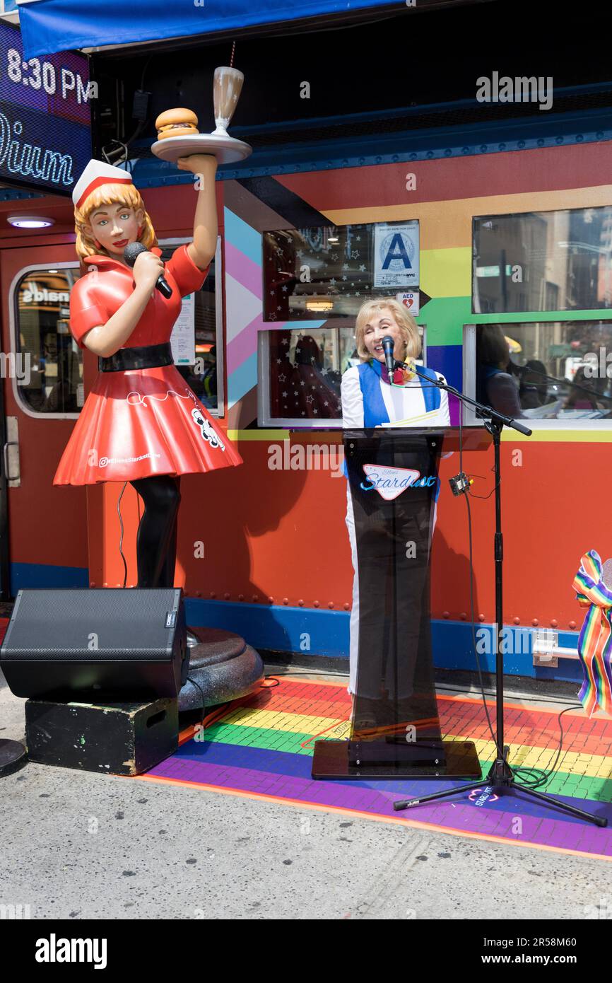 Ellen Hart Sturm, propriétaire du restaurant Ellen's Stardust populaire auprès des touristes, a annoncé son soutien pour le mois de la fierté de juin 2023 et a annoncé que toutes les ventes du gâteau arc-en-ciel et du milkshake verront une partie des recettes du Diner aller à Broadway CARES/Equity Fights AIDS, Plus la contribution d'Ellen du Stardust Diner à une organisation à but non lucratif. 01 juin 2023 (photo: Vanessa Carvalho) crédit: Brésil photo Press/Alay Live News Banque D'Images
