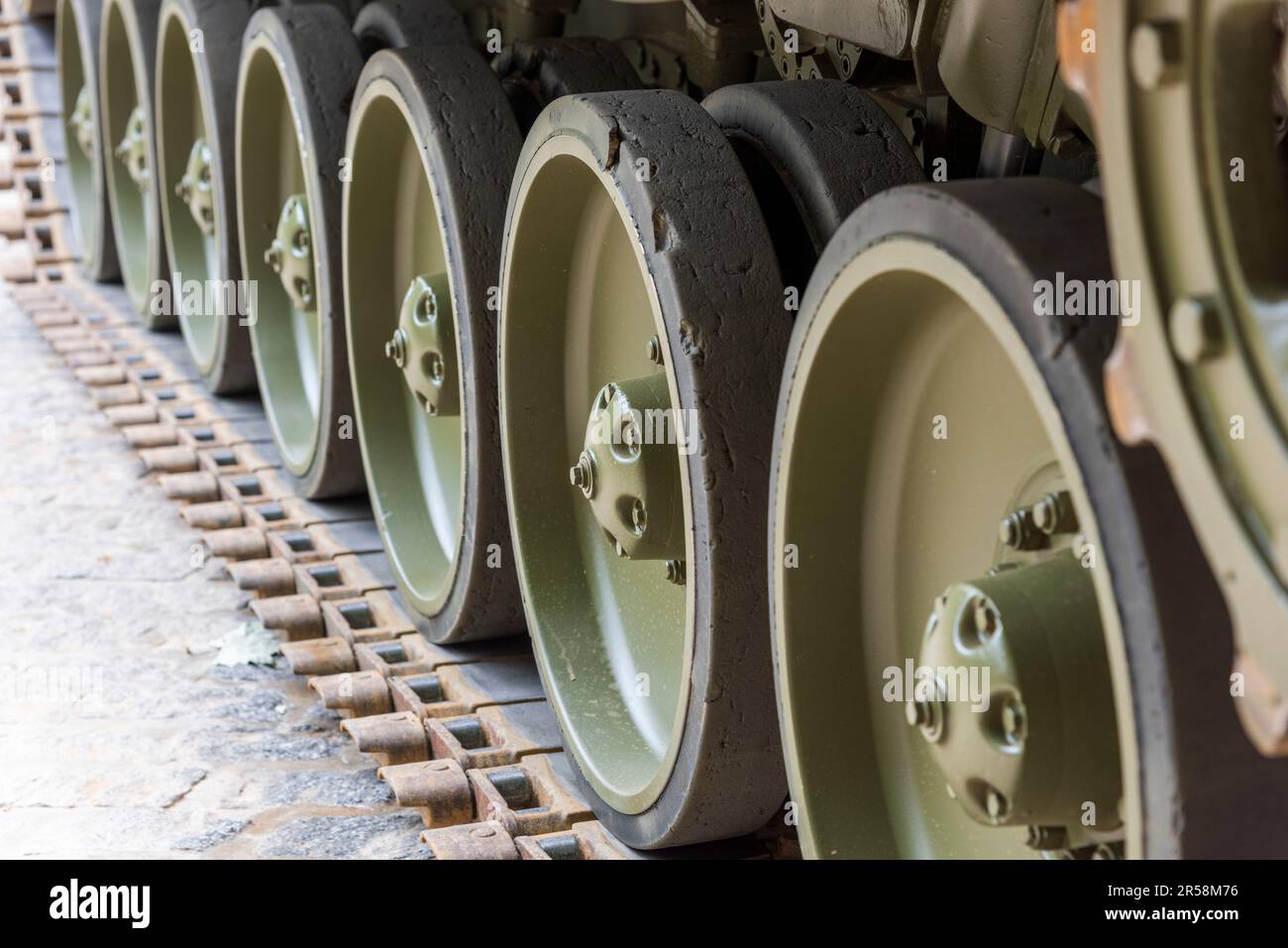 Detalle de las ruedas de oruga de un vehículo militar de combate Banque D'Images