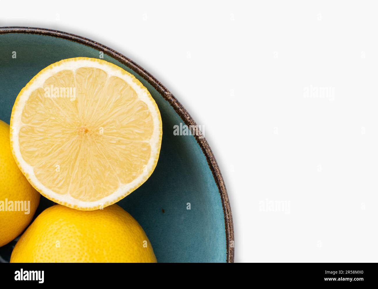 Demi-couper et citrons entiers dans un bol. Gros plan, concept, personne. Banque D'Images