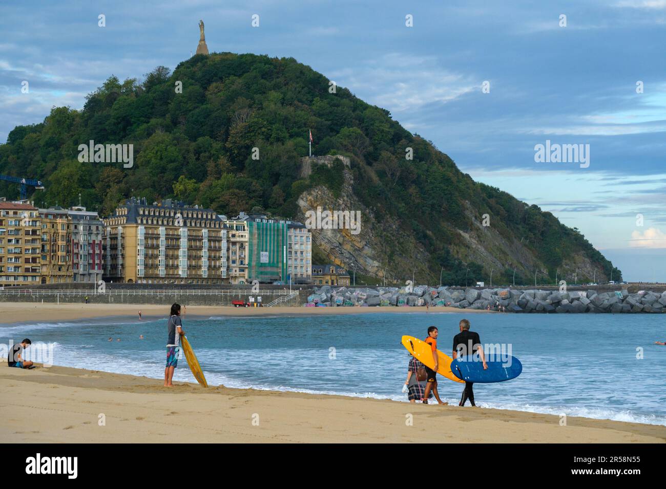 Donostia-San Sebastian, Espagne - 15 septembre 2022 : le mont Urgull et la vieille ville de San Sebastian Banque D'Images