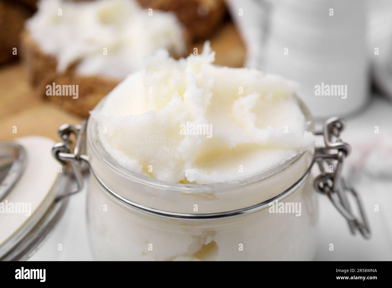 Délicieux lard de porc dans un pot en verre, vue rapprochée Banque D'Images