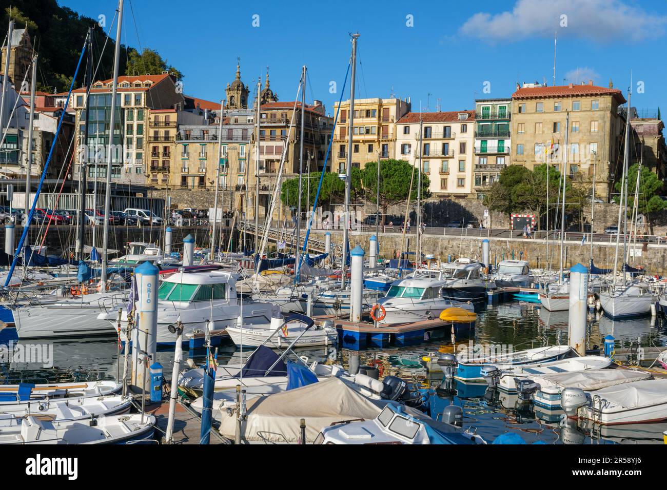 Donostia-San Sebastian, Espagne - 15 septembre 2022 : Port et vieille ville de San Sebastian Banque D'Images